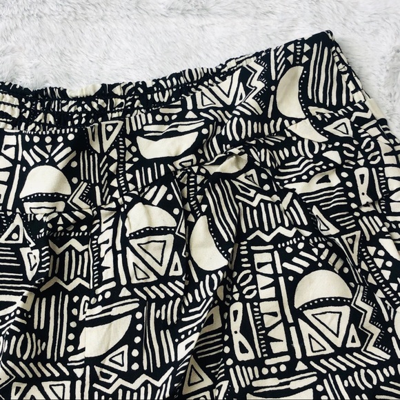 Forever 21 Boho Aztec Off White & Black Shorts - Picture 2 of 3